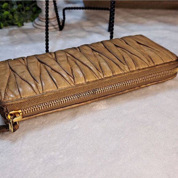 Authentic Miu Miu Matelasse Beige Leather Wallet - Picture 14 of 17